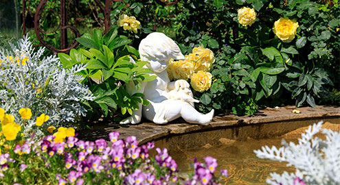 季節の花々と緑と、やさしい水音に囲まれた安らかな庭園。